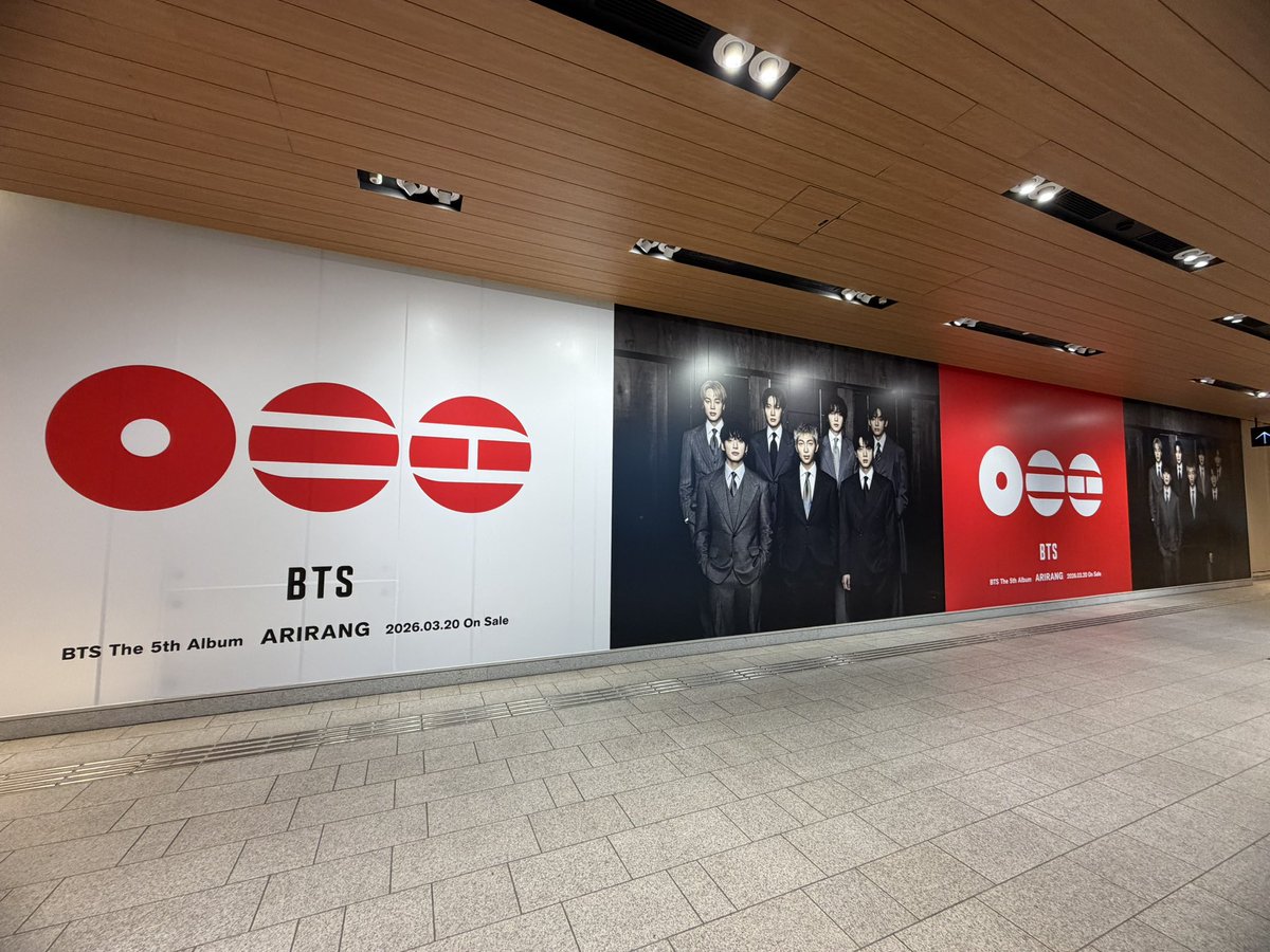 taekook_0613_'s tweet photo. 六本木のミッドタウンがすごいことになってる😳
駅から続くところフルラッピング！お写真も😍 https://t.co/5VcbtO6OGV