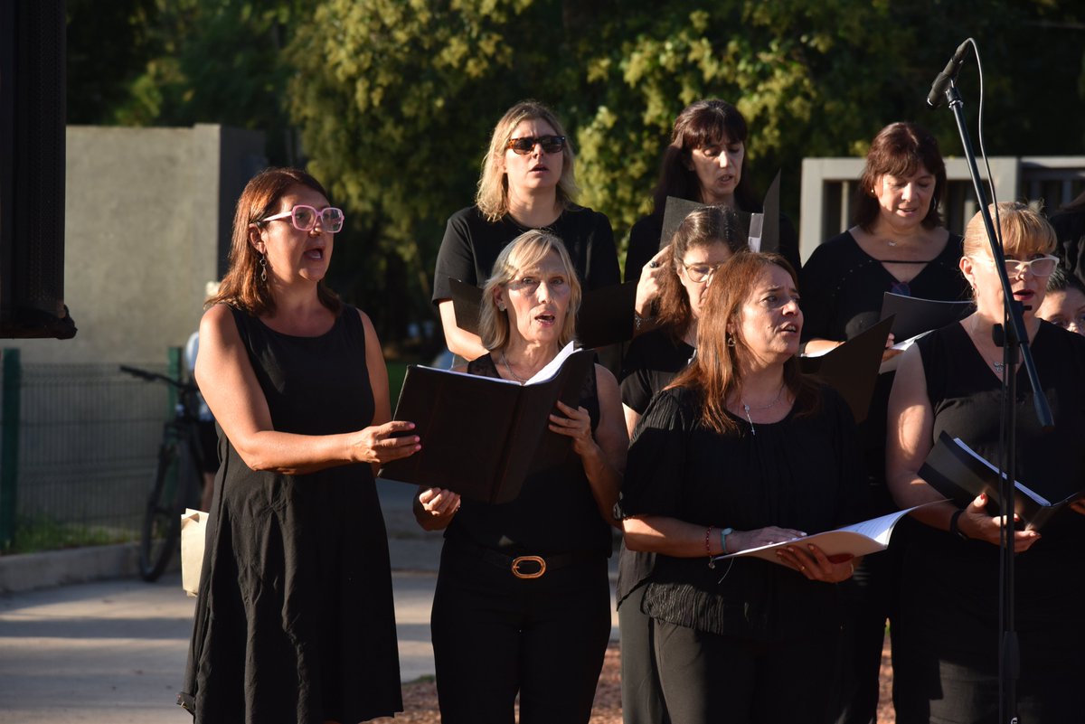 En un multitudinario acto de profundo respeto y orgullo, que tuvo lugar en el Paseo de Los Profesores, homenajeamos a quienes defendieron nuestra patria en la Guerra de Malvinas. 

Miembros de Comisión Directiva, entre ellos el Secretario de Cultura Rolando Goldman, descubrieron