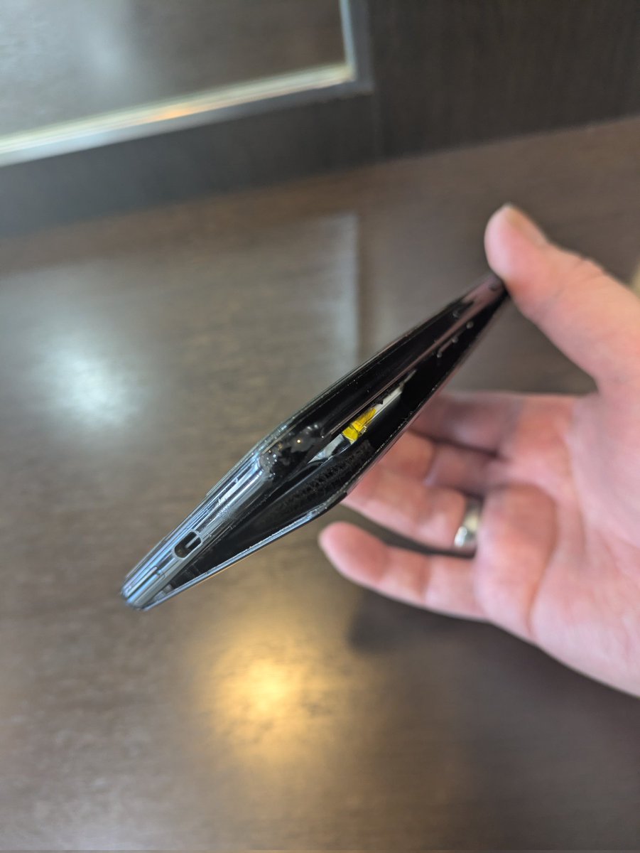 _morisoba_'s tweet photo. 店の駐車場モニター用に使ってたスマフォ(Pixel3)がついに逝った

充電おかしい状態が続いて、先日画面が止まったからホルダーから外してみたら膨張パッカンしてた https://t.co/enef4gHp4B