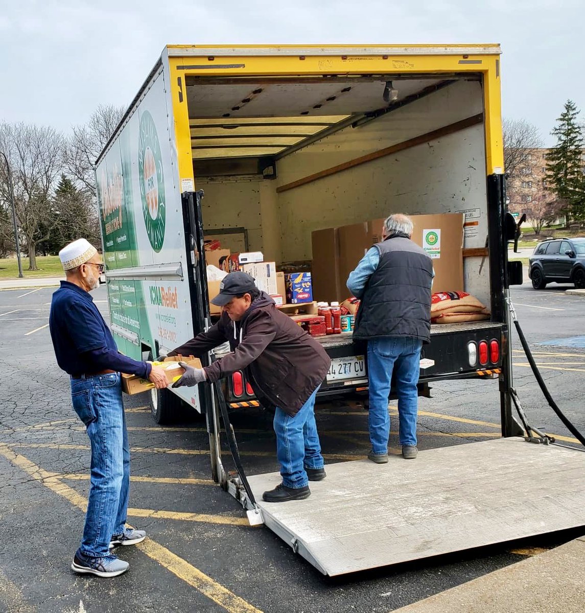 Bohras_USA's tweet image. In partnership with @ICNArelief, @ProjectRiseDB volunteers from the #NorthChicago #DawoodiBohra community contributed over 2,000 lbs of non-perishable food.

Donations included essentials such as rice, flour, lentils, oats, cereal, cooking oil, and household items—supporting