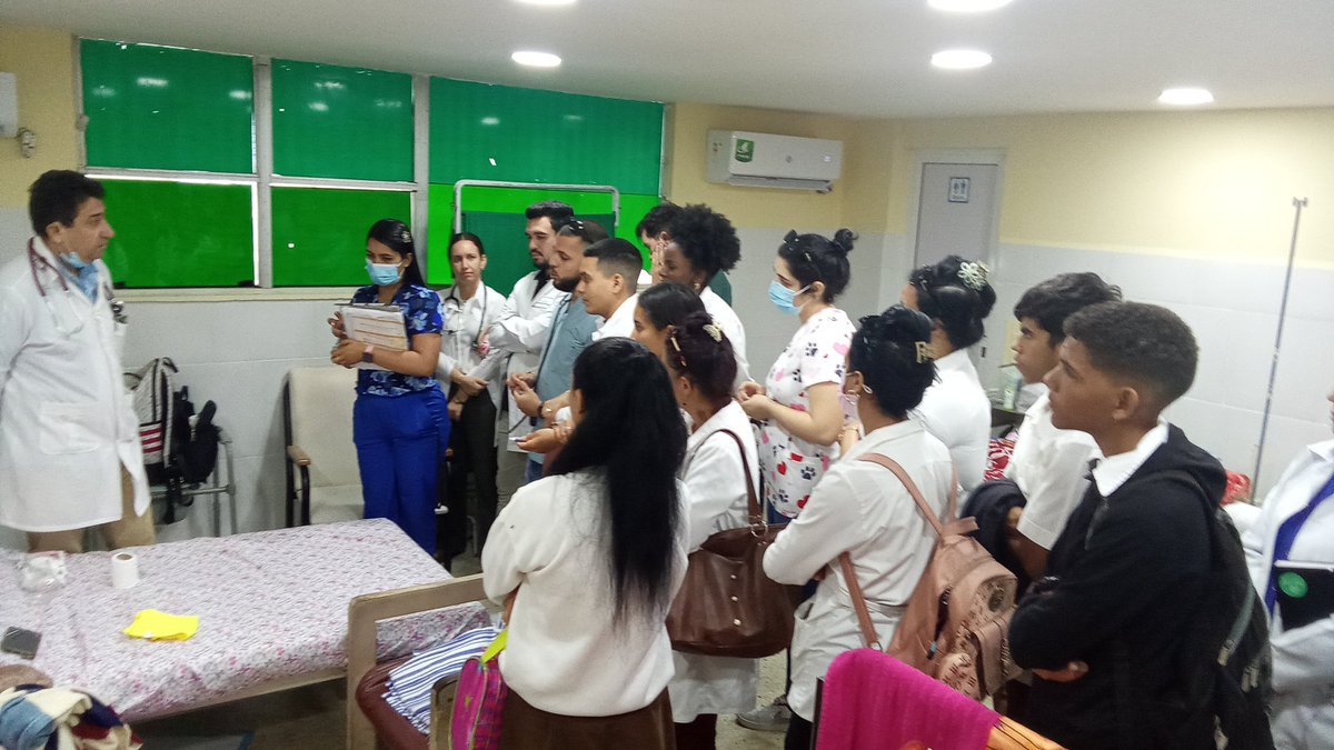 Estudiantes del Técnico Medio de Enfermería 9no grado en pase de visita en sala de UCIT, conducido por especialista en Medicina Intensiva y Emergencia de Adultos. #UniversidadDeExcelencia #LatirAvileño