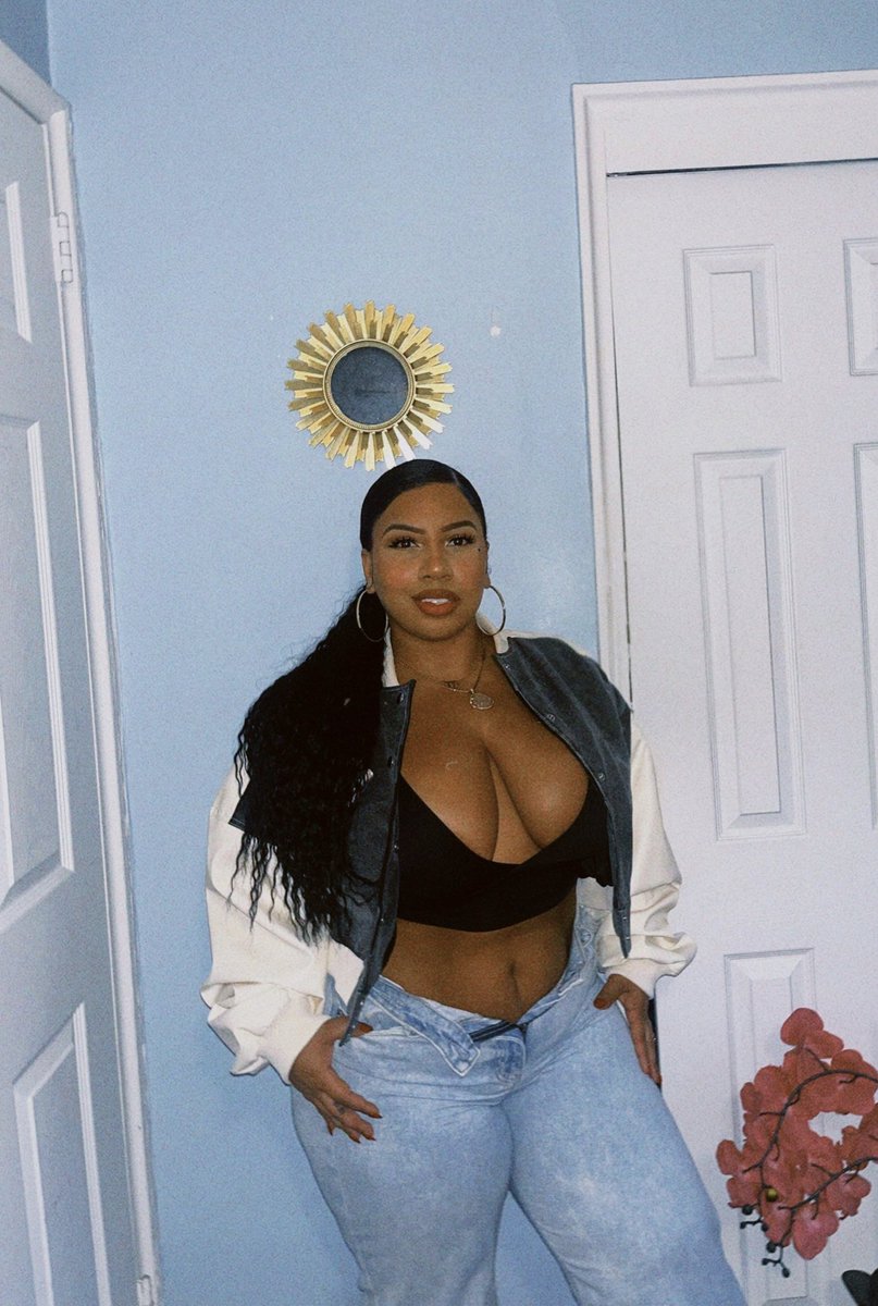 Forevercurlybri's tweet photo. 🖤✨ https://t.co/nv6yaHV7hh