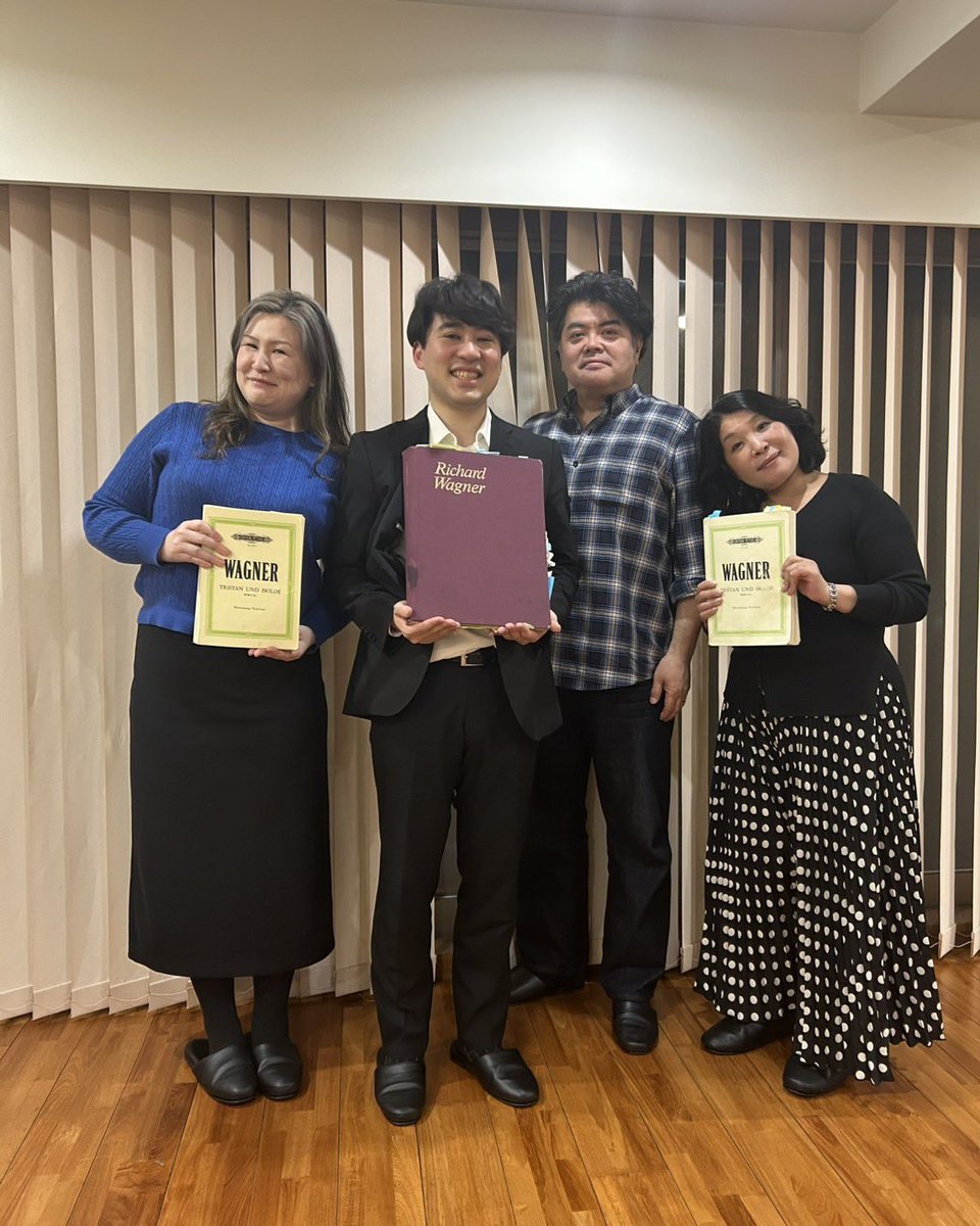 omikan22's tweet photo. 昨日はトリスタンとイゾルデの稽古。何度歌っても美しい！
指揮は東京音大出身の方♪
そして今日はこれから山口に飛びまーす✈️
久しぶりにメサイアとか色々歌います！ https://t.co/WEHLzUEXDK