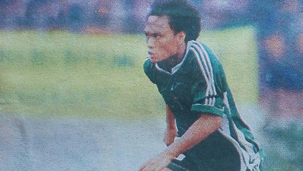 StatsRawon's tweet photo. Mengenang kepergian Eri Irianto 26 tahun silam.  Si pemilik tendangan geledek ini berpulang usai laga kandang versus PSIM Yogyakarta pada tanggal 3 April 2000.

Al-Fatihah https://t.co/cwEQ34ZPGX