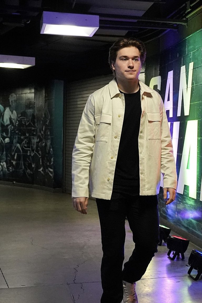 sharkssource's tweet image. Macklin Celebrini rocking the #basic fit! Can’t wait to see him play!