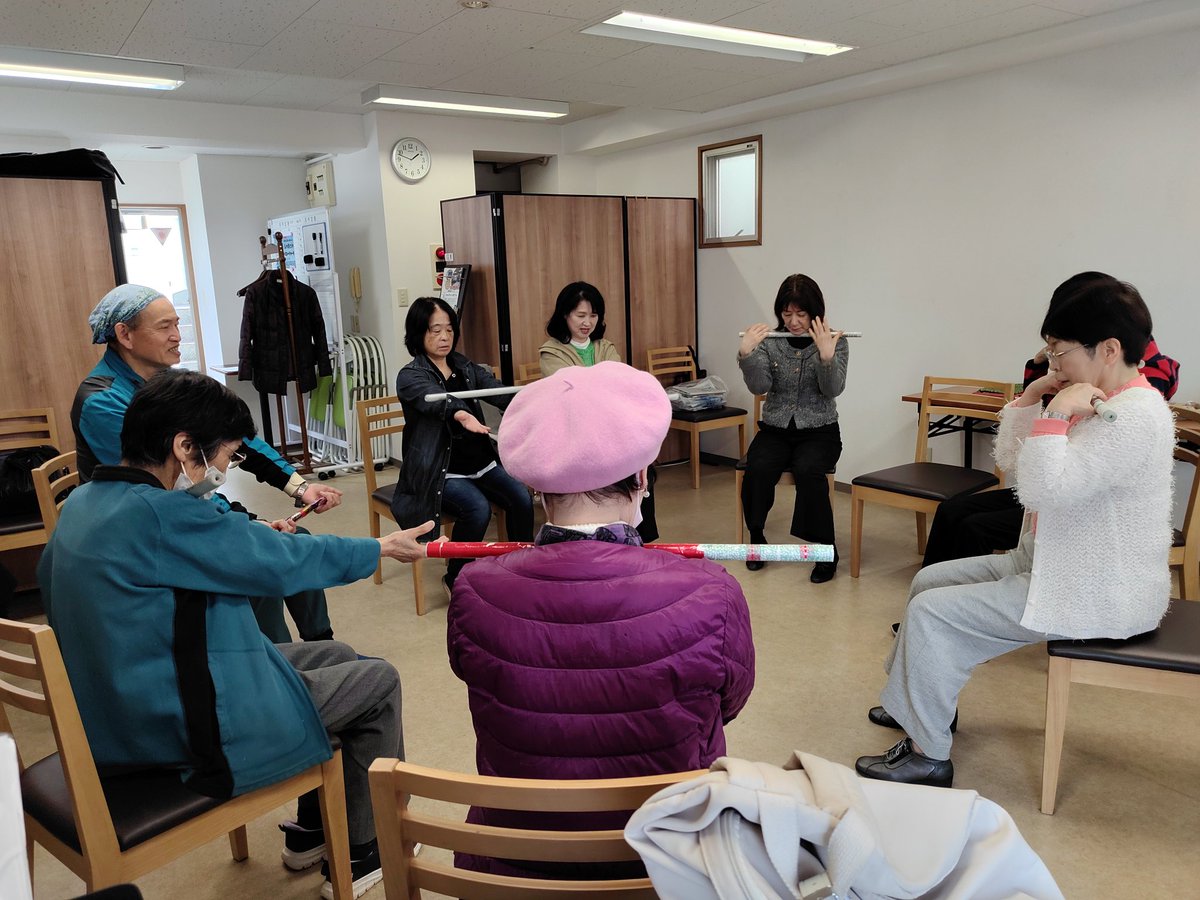 昨日の　#コミュニティカフェ　シャバットは、新聞紙を丸めて作った棒体操をご指導いただきました！初めての方もお越しいただき、介護の悩みに対して経験者のアドバイスも。次回は16日（木）にお待ちしております😊