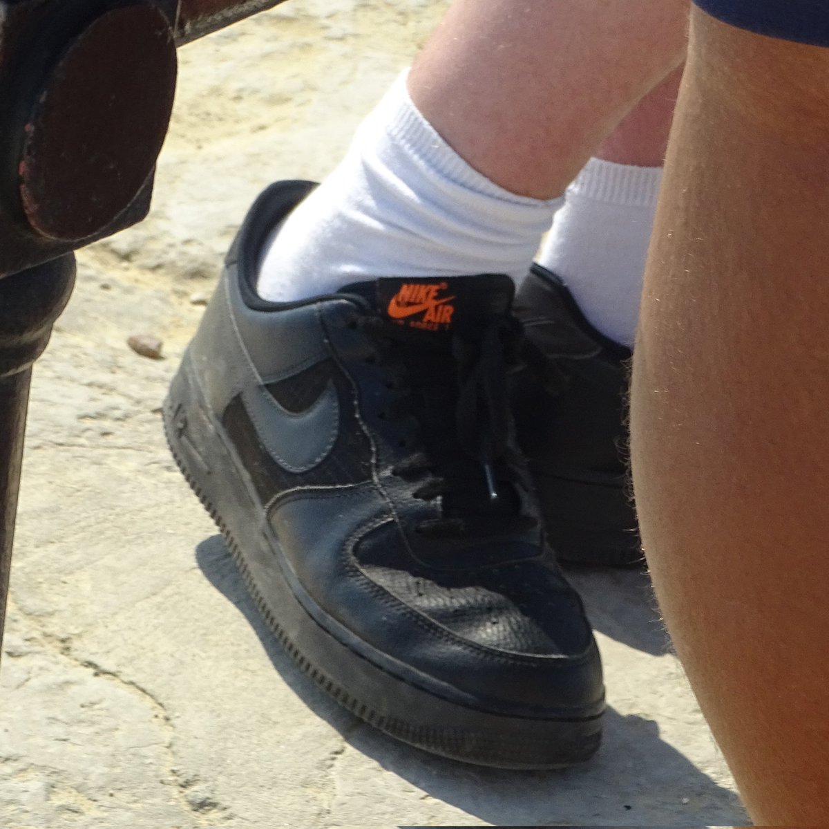 CurwenSimon's tweet photo. #Candid triple black #nike #af1low https://t.co/KAO4szxMkc