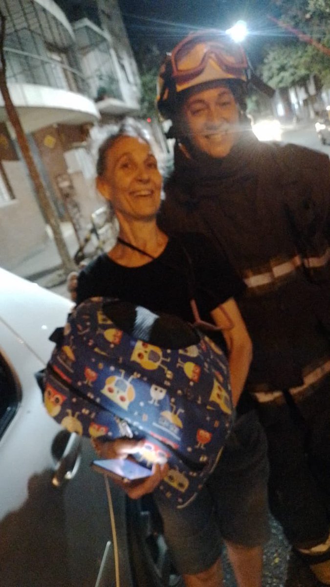 #HaceInstantes, una dotación de Bomberos Voluntarios de Rosario acudió al llamado de Vilma, vecina de nuestra Ciudad que solicitó ayuda para rescatar a Tito, su gatito que estaba atrapado en un techo lindero a su vivienda en Paraguay al 300 sin posibilidad de bajar por sus