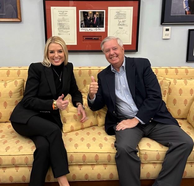 💥💥（转）突发： 据报道，前司法部长帕姆·邦迪（Pam Bondi）在共和党内部领导了一场针对特朗普总统的“名义上的共和党人”（RINO）政变，她与布什家族和声名狼藉的前副总统迈克·彭斯（Mike...