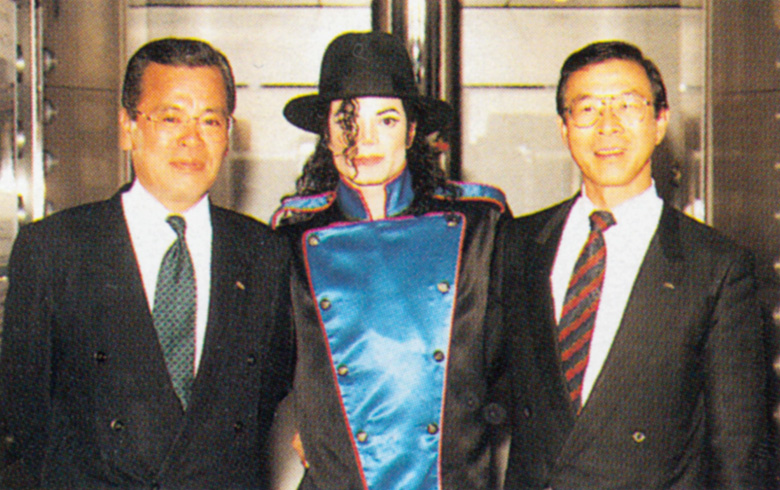 BLUNTWEST707's tweet image. Give thanks to Michael Jackson working directly with Sony without "dA j0oz" needing? We already do that lol. Try harder good for do nothing tether. People still dont give a flying fuck about you or your bumfuck who gives af tribe in Africa. #YouTried