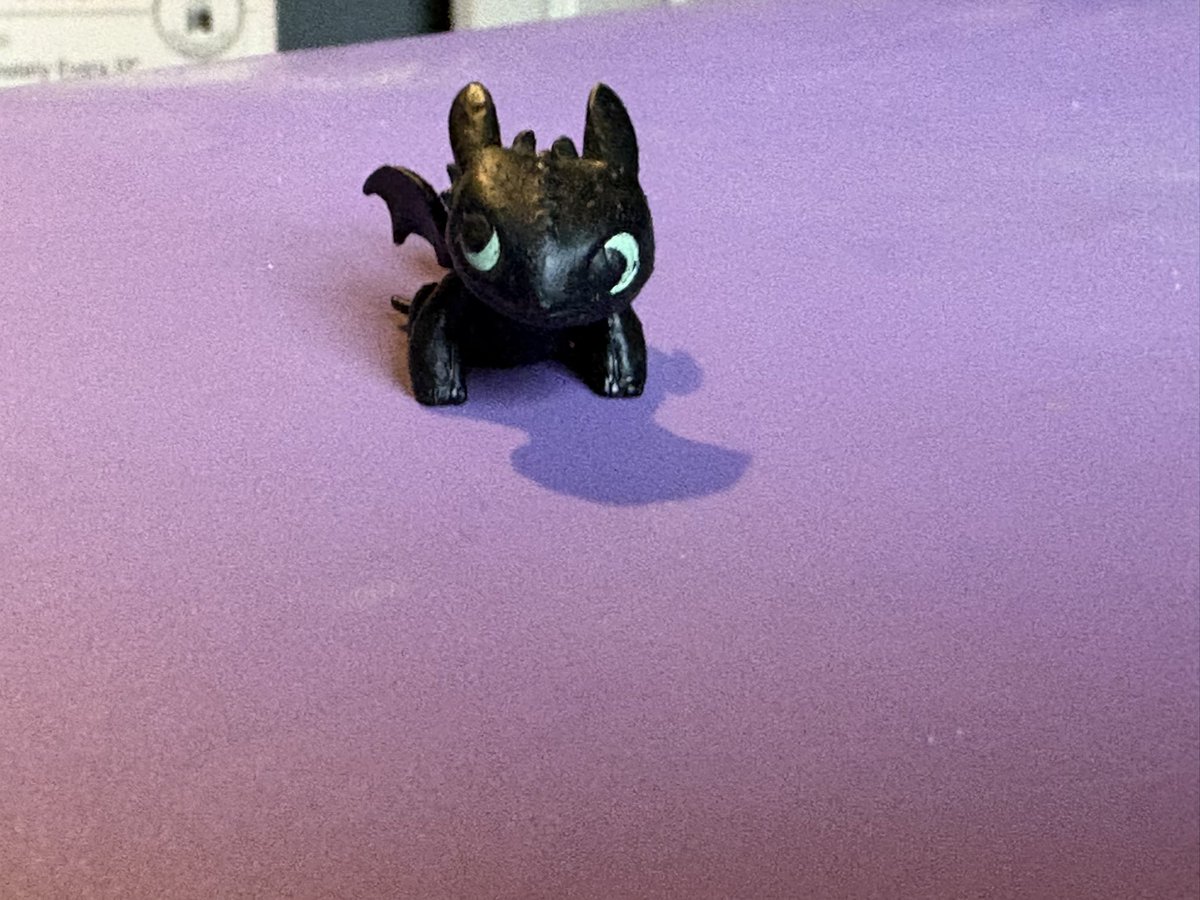 Found a mini toothless with fucked up eyes in my room