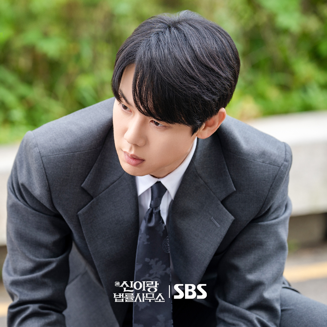 바닥에 넘어진 이랑?😟
선글라스 낀 나현?😎
그리고.. 심각한 표정의 도경?🤔

SBS 금토드라마 <신이랑 법률사무소>
☞ [금,토] 밤 9시 50분

#SBS금토드라마 #신이랑법률사무소
#PhantomLawyer
#유연석 #이솜