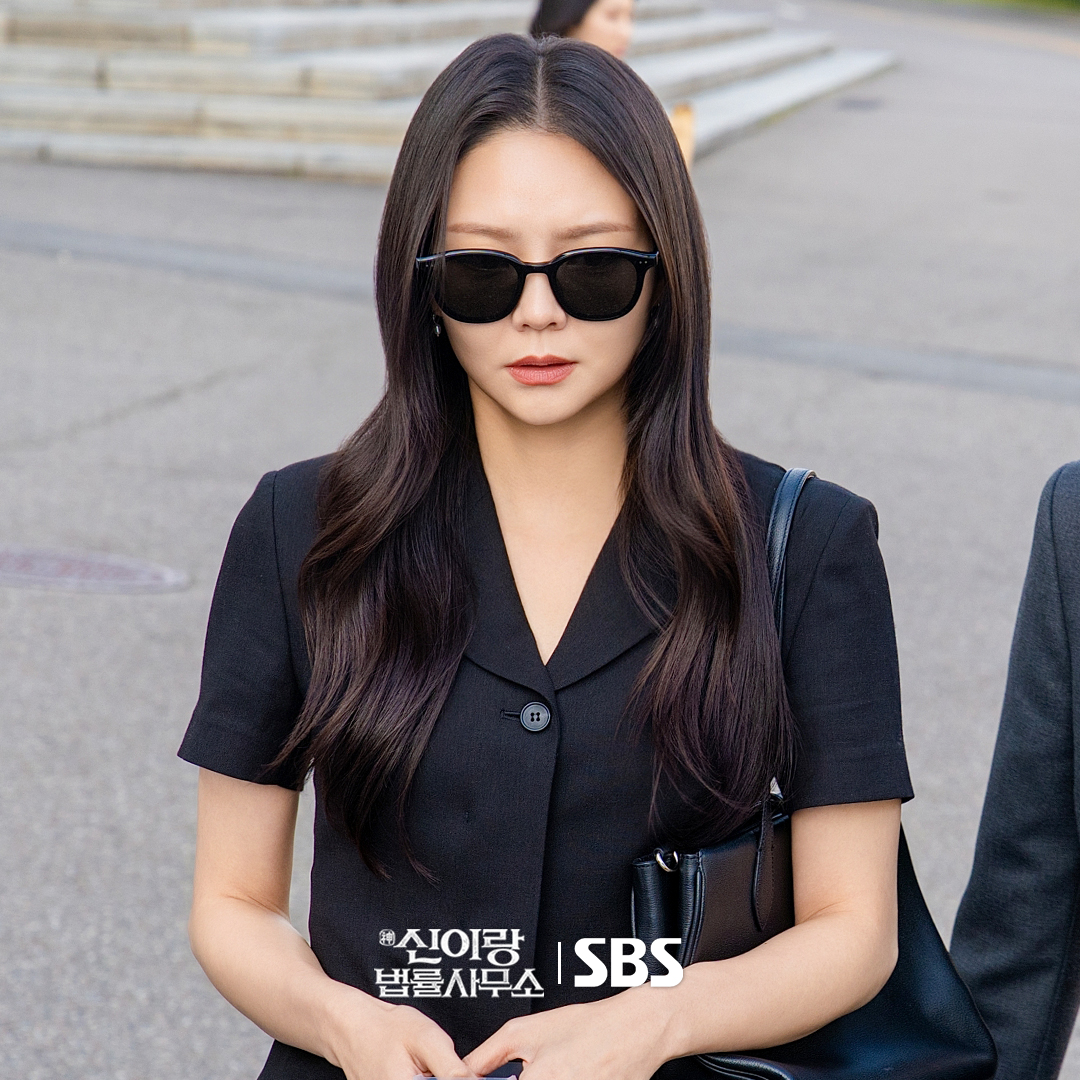 SBSNOW's tweet photo. 바닥에 넘어진 이랑?😟
선글라스 낀 나현?😎
그리고.. 심각한 표정의 도경?🤔

SBS 금토드라마 <신이랑 법률사무소>
☞ [금,토] 밤 9시 50분

#SBS금토드라마 #신이랑법률사무소
#PhantomLawyer
#유연석 #이솜 https://t.co/7pJCvTe6Sp