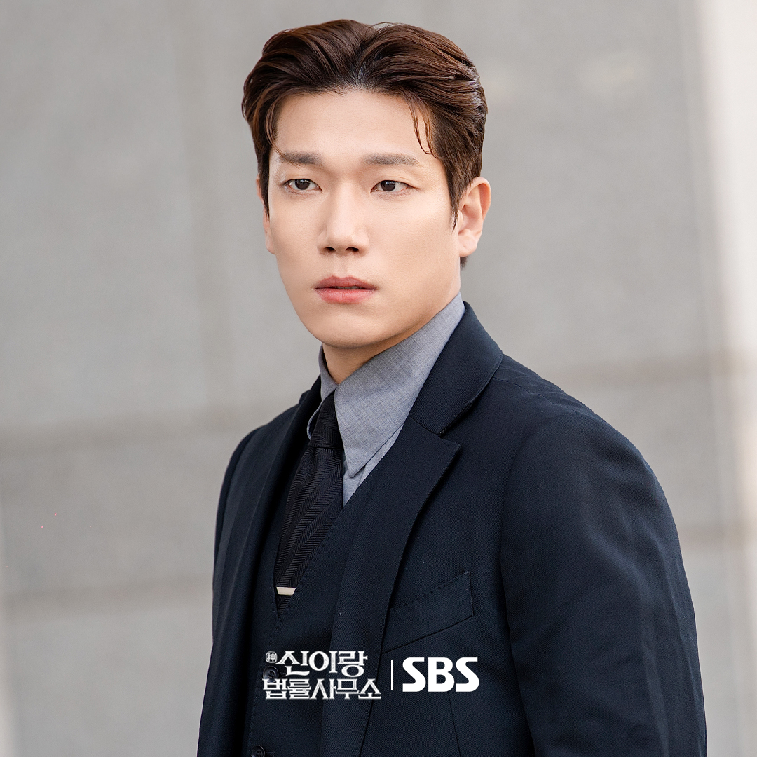 SBSNOW's tweet photo. 바닥에 넘어진 이랑?😟
선글라스 낀 나현?😎
그리고.. 심각한 표정의 도경?🤔

SBS 금토드라마 <신이랑 법률사무소>
☞ [금,토] 밤 9시 50분

#SBS금토드라마 #신이랑법률사무소
#PhantomLawyer
#유연석 #이솜 https://t.co/7pJCvTe6Sp