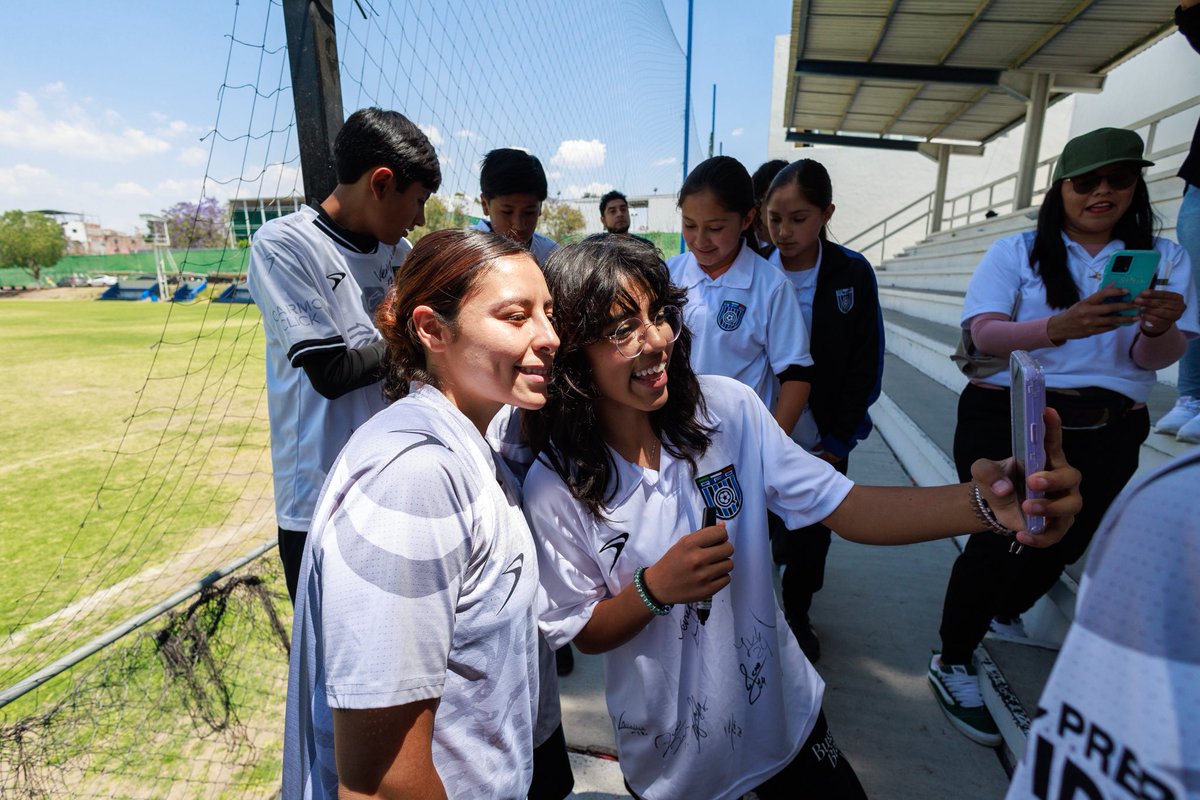 GallosFemenil's tweet photo. Visita especial desde Teoloyucan 💙⚽ ¡Qué gusto tenerlos acá! 

#ResetAzulyNegro https://t.co/YRAGkV6pp9