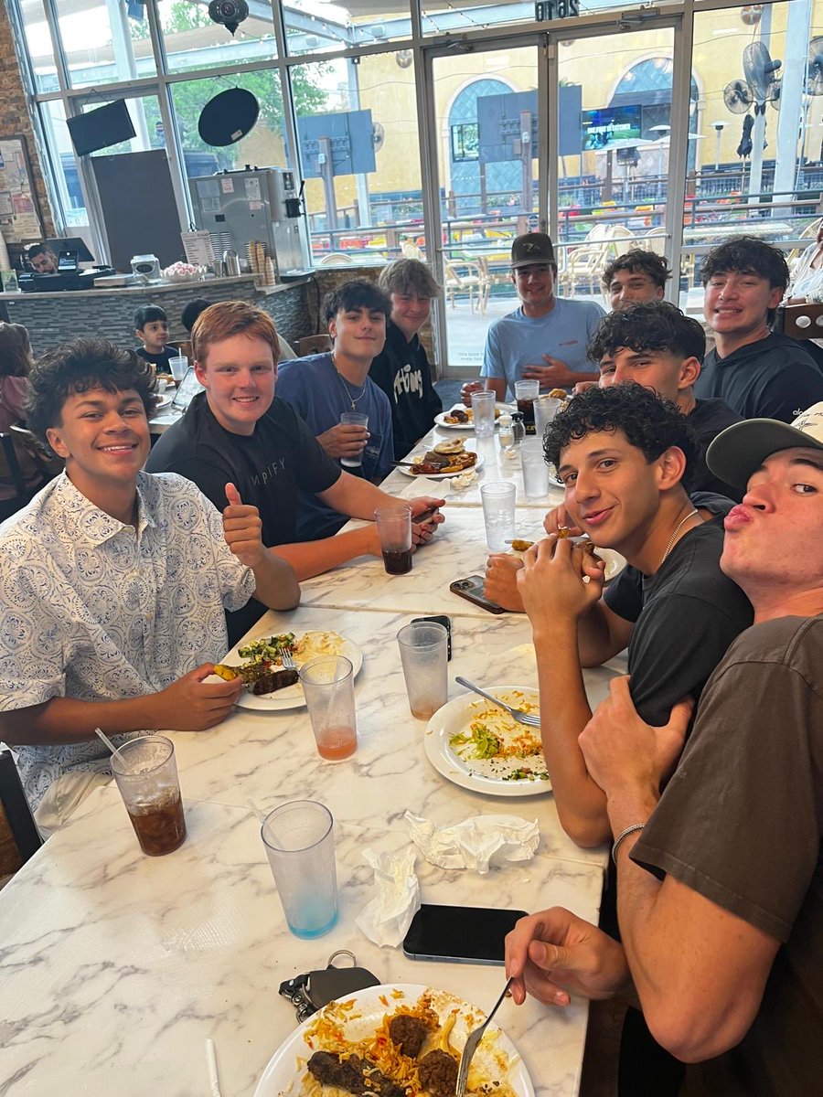 Clements_BSBL's tweet photo. Family Time!! #teamdinner https://t.co/HG41RvH2kY