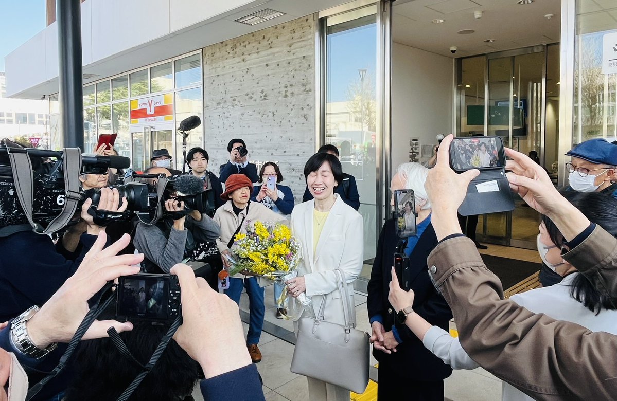 #清瀬市長 になった #原田ひろみ さんの初登庁を大勢の市民が出迎えました。
原田さんのカラーであり、女性の活躍と権利向上を象徴するミモザの花束💐を受け取った原田さんは、「暮らしを一番に応援して、情報公開を徹底する清瀬市をつくりたい」と挨拶。市民からは「行ってらっしゃい！」の声。胸熱🥹