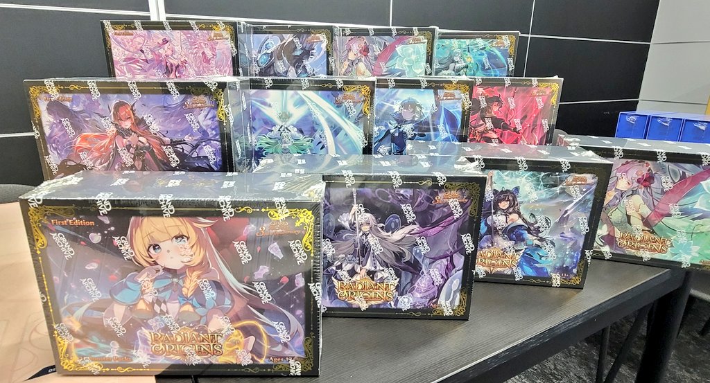 MTG_tomonyan's tweet photo. 今日発売のグランドアーカイヴ新弾！！
BOXのイラストがたっっくさん✨

中がハードケースになってて磁石でパチンって留められるのもポイント高い🤍
開封したあとも使えるのいいよね！ https://t.co/DJ0RXEyL7X