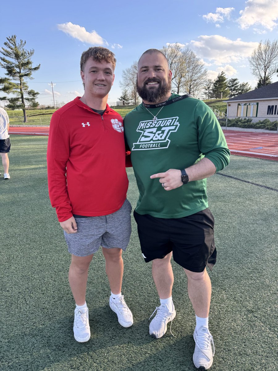jett_easley's tweet photo. Thank you to @CoachOeser @coachball_FB and @Coach5000Watts for inviting me to a visit today! I really enjoyed it! @Ozarkfb_recruit @OzarkTigersFB @Southwest7v7 @JPRockMO @The_onlyAjReed https://t.co/HLi6gkRKP9