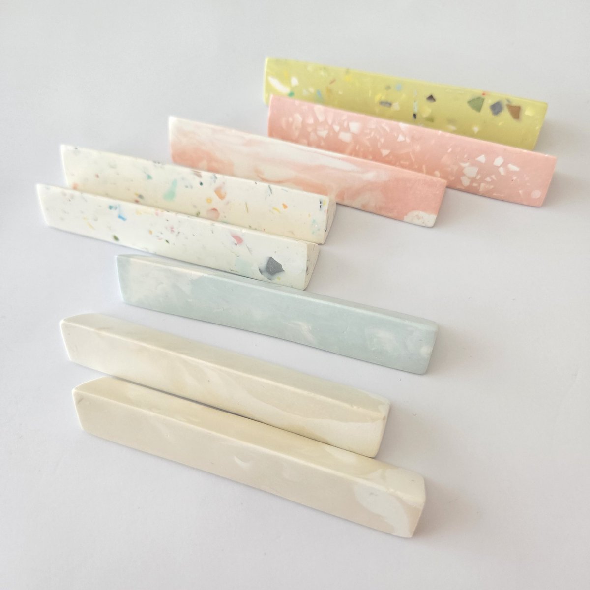 お客様からのお写真🫶
本型のペンレストを集めてくださっています✨📖
文具&amp;手紙マルシェにもお持ちします！
細長いスティックタイプもあり、こちらもお客様からお写真お借りしました☺
カラーオーダーもできますよ🙆
全部違う模様なので、当日お気に入りを見つけてみてくださいね！🎵