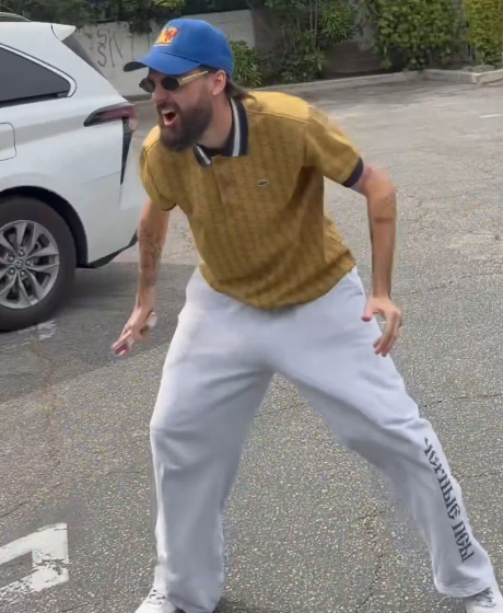 SolJakeyUpdate's tweet photo. A mentally challenged Kick streamer wrestles a homeless man outside In-and-Out Burger in LA https://t.co/HI6EodoDWR