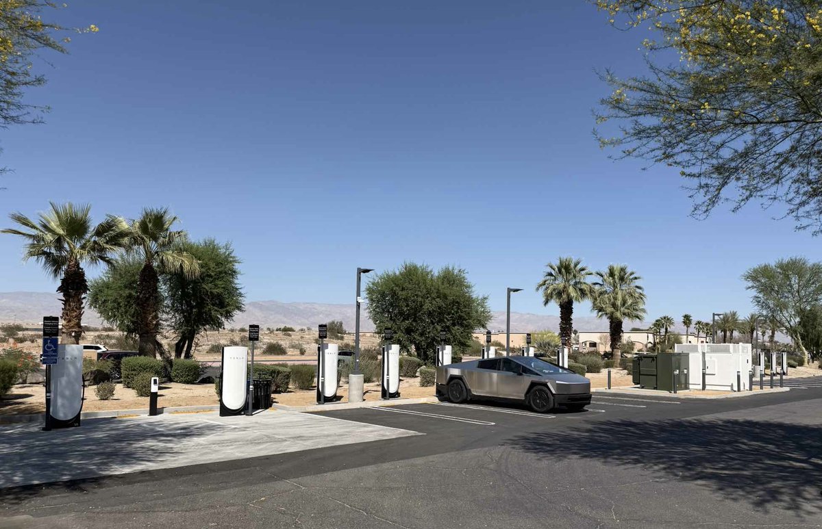 TeslaCharging's tweet photo. New Tesla Supercharger: La Quinta, CA - CA-111 (16 stalls) 
https://t.co/qNe2rE7zZV https://t.co/TMpVUDXu5m