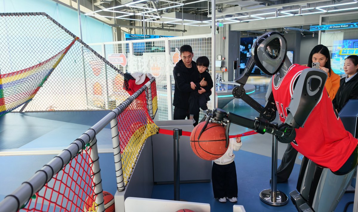 ChinaDaily's tweet image. How can you bring a #robot home? At the Embodied Intelligence Robot 4S Store in Beijing Yizhuang area, you'll find more than just traditional 4S services. 

This integrated platform combines custom development and financial leasing, offering over 100 robot products for sale,