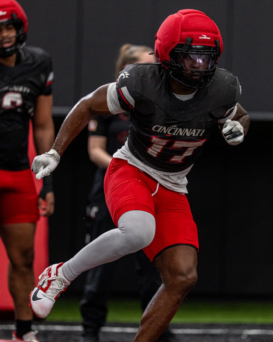GoBearcatsFB's tweet photo. MOOOOOOOK 💪

@1BSimms7 https://t.co/sfQK4NofOB