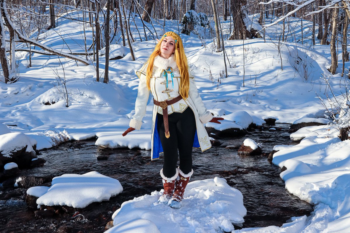 Emeii_leiiy's tweet photo. Winter in Hyrule βοΈπ
Even princesses wander through the snow sometimes.
#princesszelda #zeldacosplay #legendofzelda
#cosplayphotography #wintercosplay #gamingcosplay
#nintendogirl #hyruleprincess #cosplayaesthetic https://t.co/S8uCRjn5Jd
