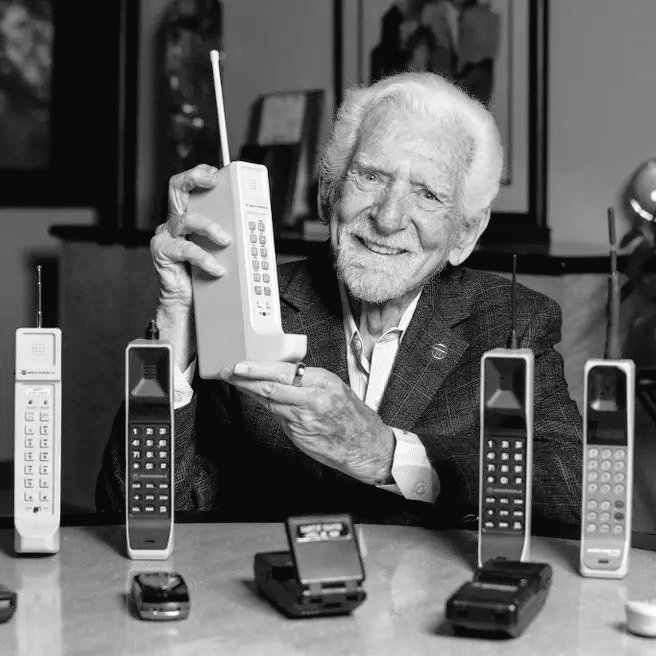 HistoryMattersX's tweet photo. 🇺🇸 Tuesday, #3April 1973, Martin Cooper, an #Motorola engineer, made the first publicly known phone call using a portable mobile phone, namely a prototype of the Motorola DynaTAC 8000x.

📱 The Motorola #DynaTAC8000x was the world's first commercial mobile phone.

#MartinCooper https://t.co/WHMQhox3Fs