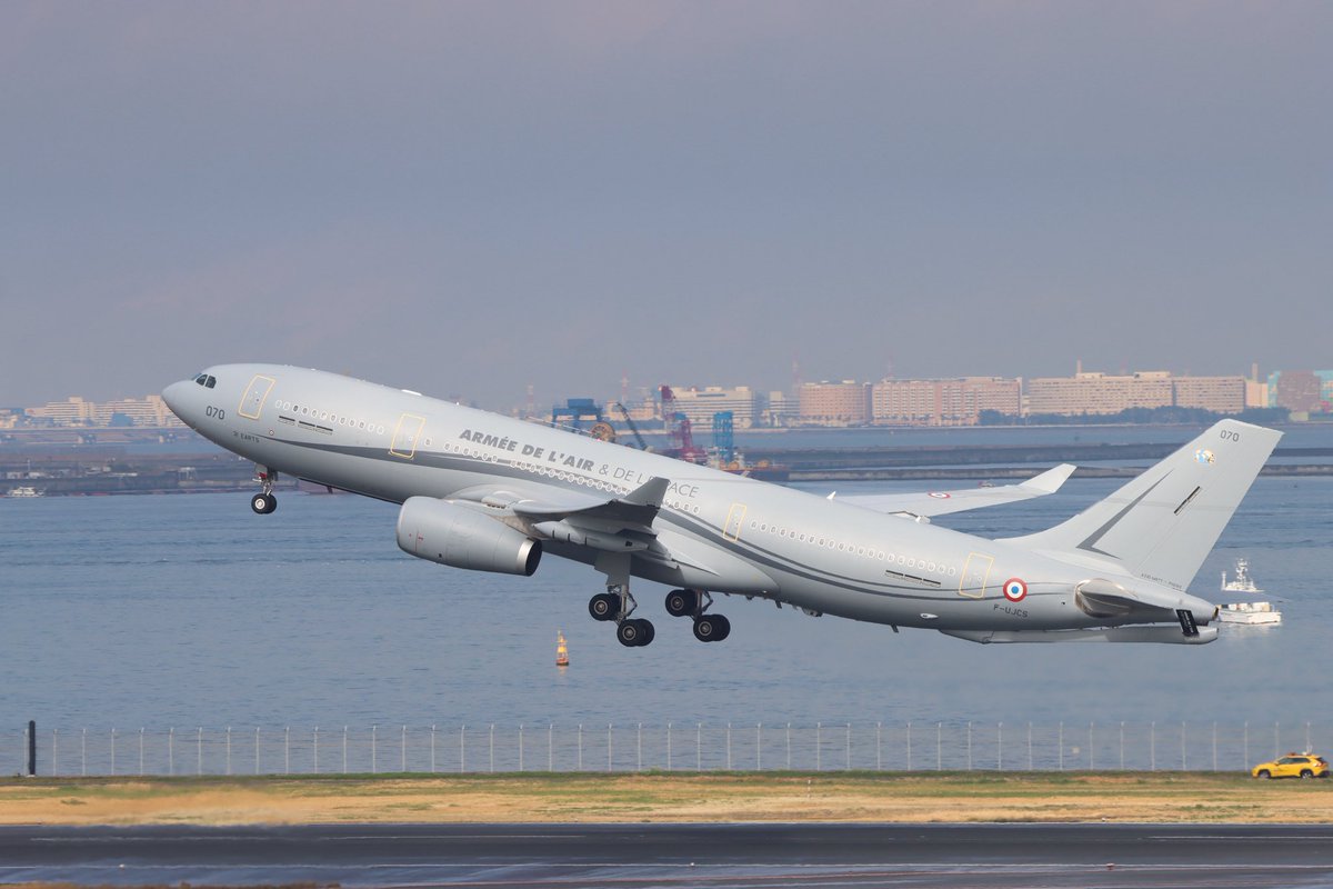 amy1410bi's tweet image. 2026.04.02   羽田空港［RJTT］
フランス空軍🇫🇷   空中給油・輸送機
Airbus A330-243 MRTT【F-UJCS】

マクロン大統領の来日に合わせて羽田に飛来したフランス航空宇宙軍のA330輸送機が羽田空港を離陸しました。

直前までの大雨が嘘のように晴れてくれました！
#フランス航空宇宙軍　#羽田空港
#RJTT
