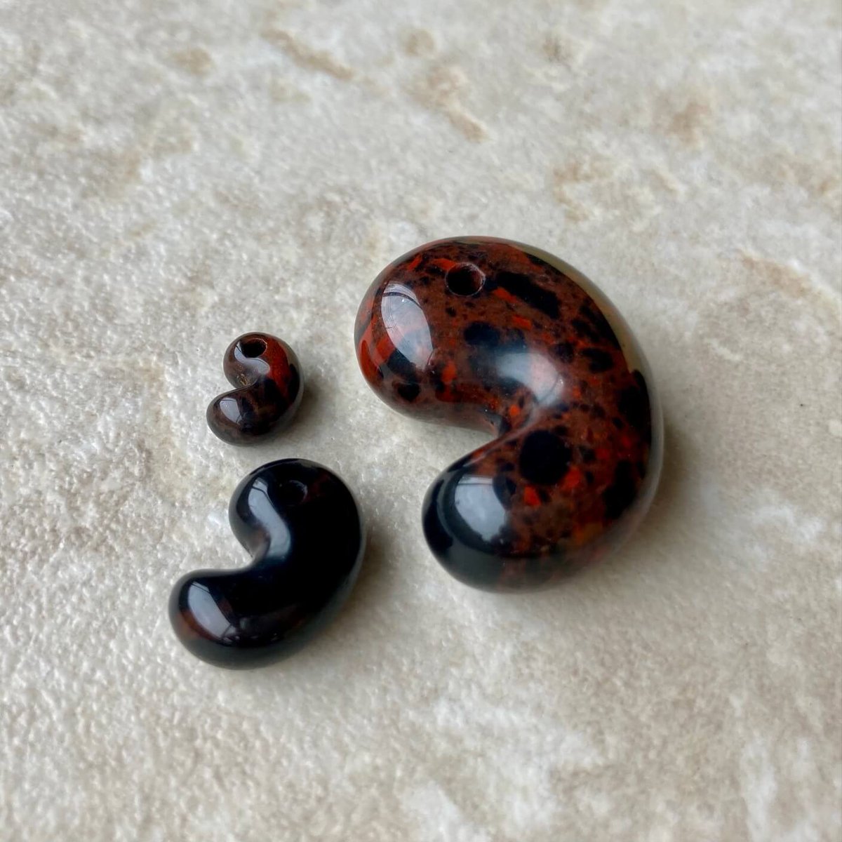 十勝石 出雲型勾玉✨

北海道の十勝地方で採れた珍しい国産石😊
地中深くにある酸化していない黒い溶岩と、山頂近くで鉄分を多く含み赤く酸化した状態の溶岩が混じり合い噴出したあと、冷えて固まったものが今回の十勝石です✨