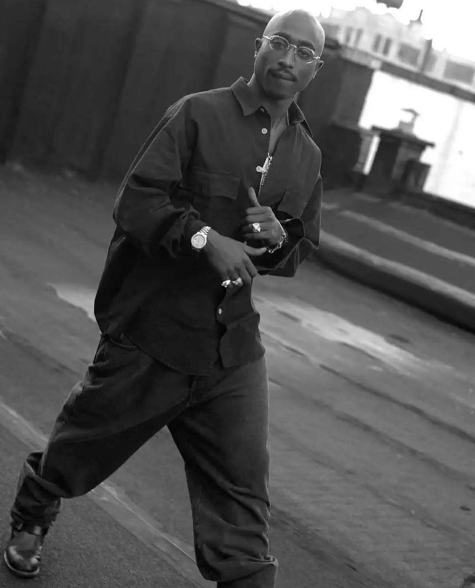 culturejpg's tweet photo. Tupac Shakur photographed by Chris Reisig for the cover of "Me Against The World" (1994) https://t.co/z44urRAXOa