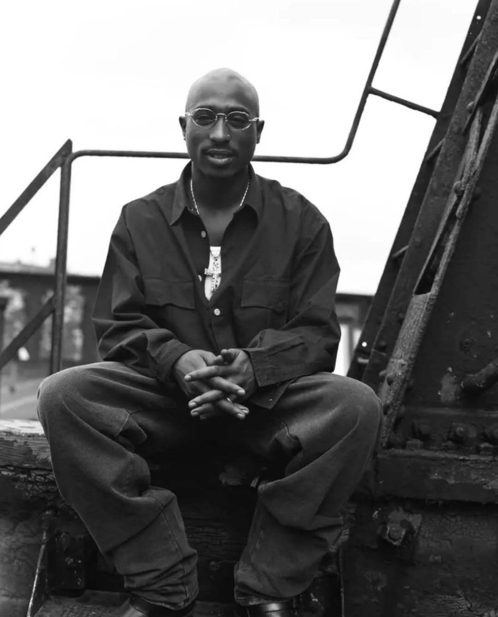 culturejpg's tweet photo. Tupac Shakur photographed by Chris Reisig for the cover of "Me Against The World" (1994) https://t.co/z44urRAXOa