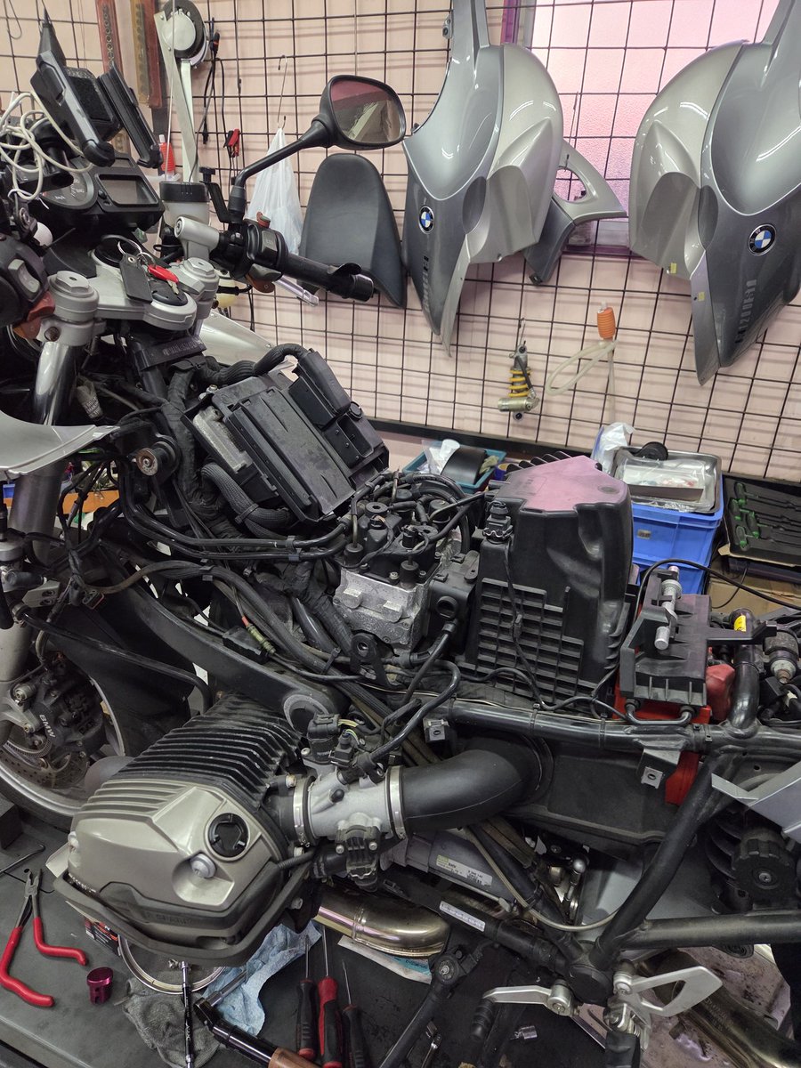 RambleMotorcyc1's tweet photo. R1200STの車検整備
クラッチフルードは専用のミネラルオイル
ブレーキのエア抜きはサーボが付いてるのでガソリンタンク外しての交換です。
整備性悪すぎる。

#ramblemotorcycle #四国 #愛媛県 #松山市 #バイク屋 #bmw #bmwmotorrad #r1200st #車検 #mjバイク https://t.co/IwmHNLwfd1