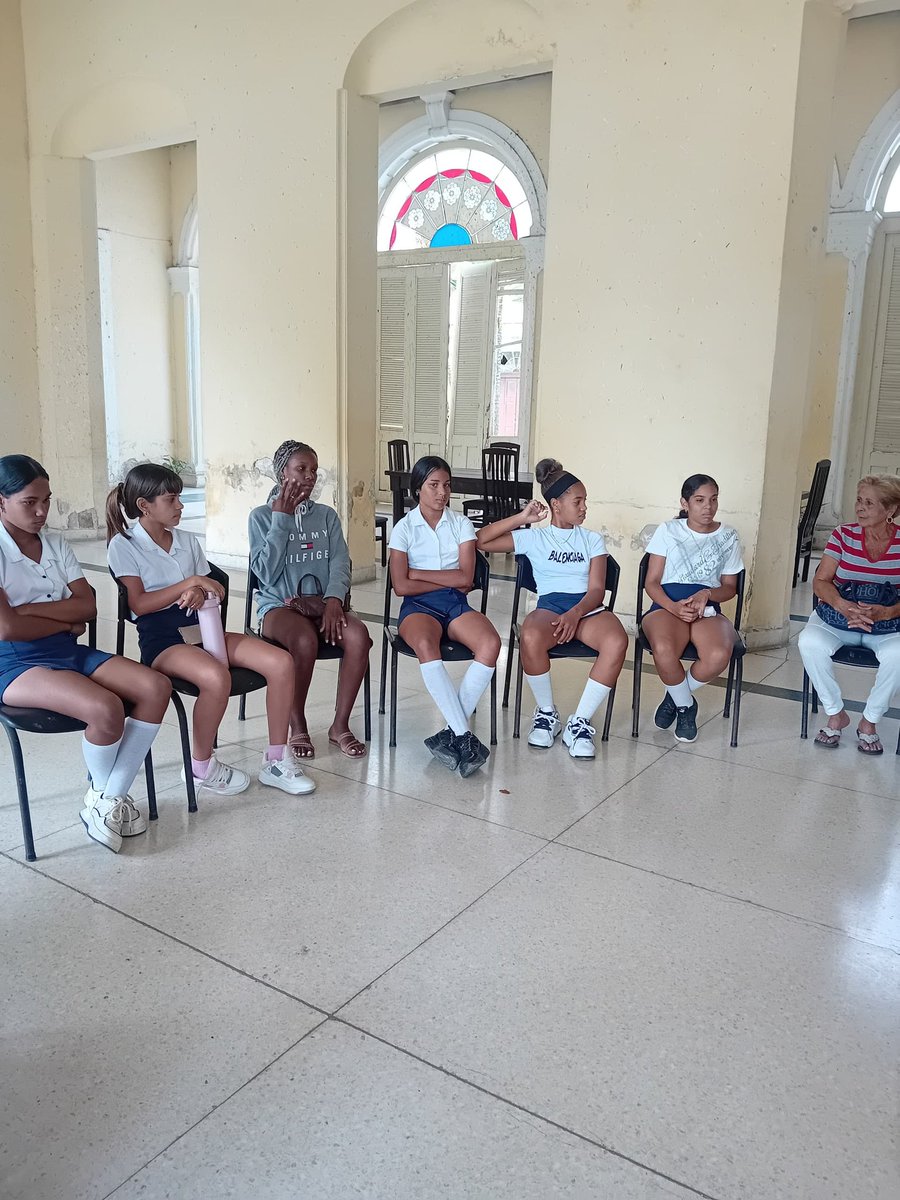 🧑‍🏫📚 || Intercambió Director General de Educacion-General Sagua con estudiantes optantes de 9° grado por carreras pedagógicas y alumnos de 4to Año que cursan su componente laboral en el territorio.

#CubaMined #CubaEduca <a href="/MilaxyA/">Milaxy Yanet Sánchez Armas</a> <a href="/Yamilet50088609/">Yamilet Herrera</a> <a href="/directoredusag/">Dtor Educación Sagua🇨🇺</a>