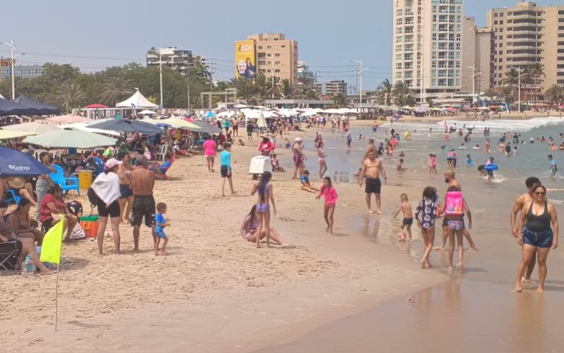 Diario_ElTiempo's tweet photo. #Locales #Otras (La cantidad de bañistas varió este Jueves Santo en las dos principales playas de Lechería)  - https://t.co/3KpNoGbiZH https://t.co/WFTvxYT43p