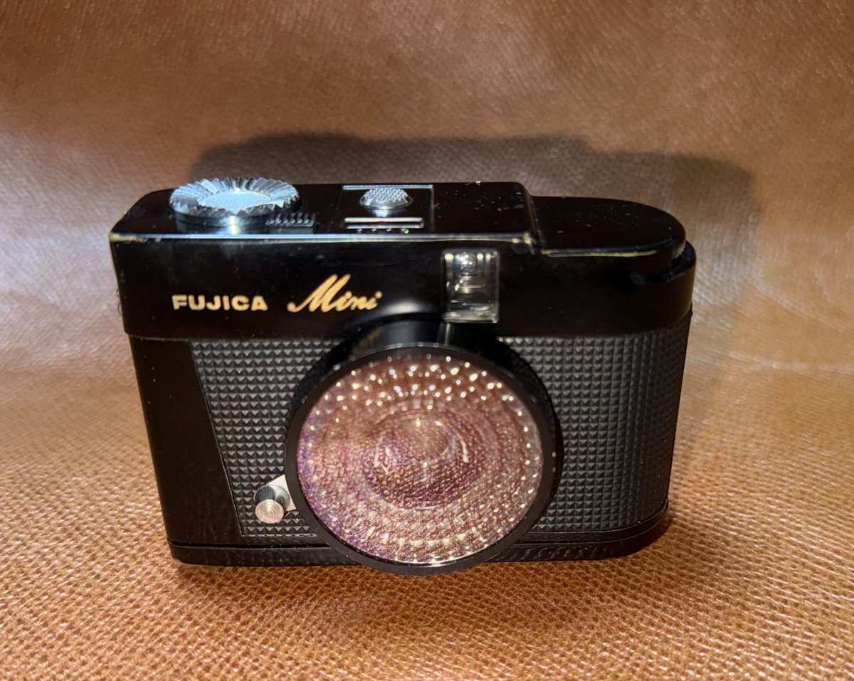 Fuji’s MINI  市場では滅多にみない珍しいカメラが修理でやってきました。絞り羽根が油まみれでしたので、洗浄しファインダーとレンズの清掃をしてご返送しました。