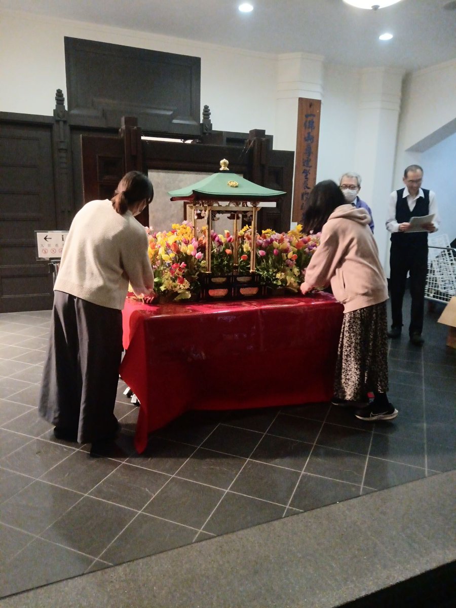 zenpaku2002's tweet photo. #禅博 では4/8「#花まつり」にあわせ、
誕生仏をおまつりし、来館者に甘茶を提供しています！

お釈迦様の誕生をお祝いしに、ぜひご来館下さい！

#釈尊降誕会「花まつり」
期間：4月2日（木）～7日（火）
※写真は、準備中の様子

#駒澤大学　#博物館 https://t.co/F6ZdS3PSfU