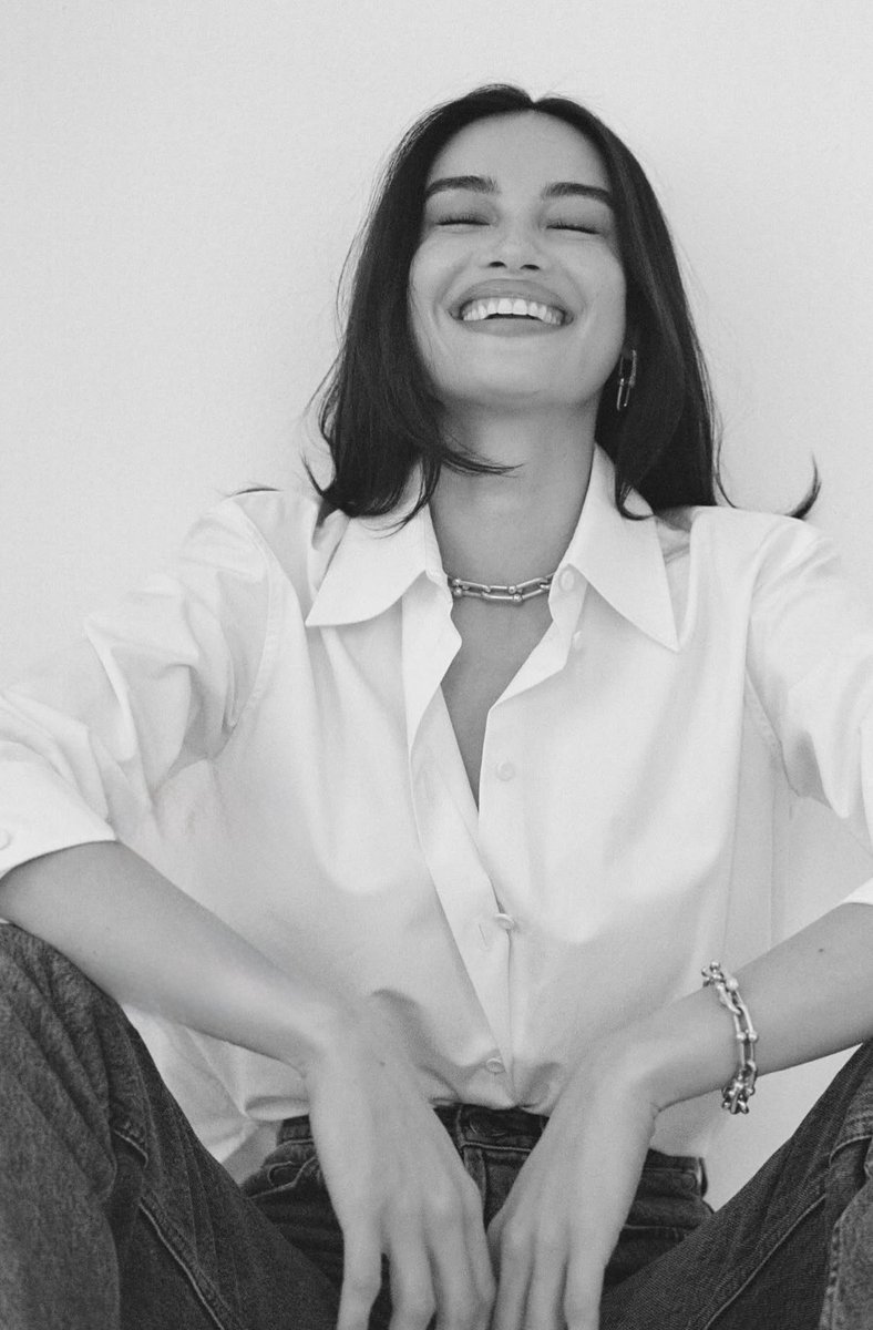 You’re never fully dressed without a smile 🤍