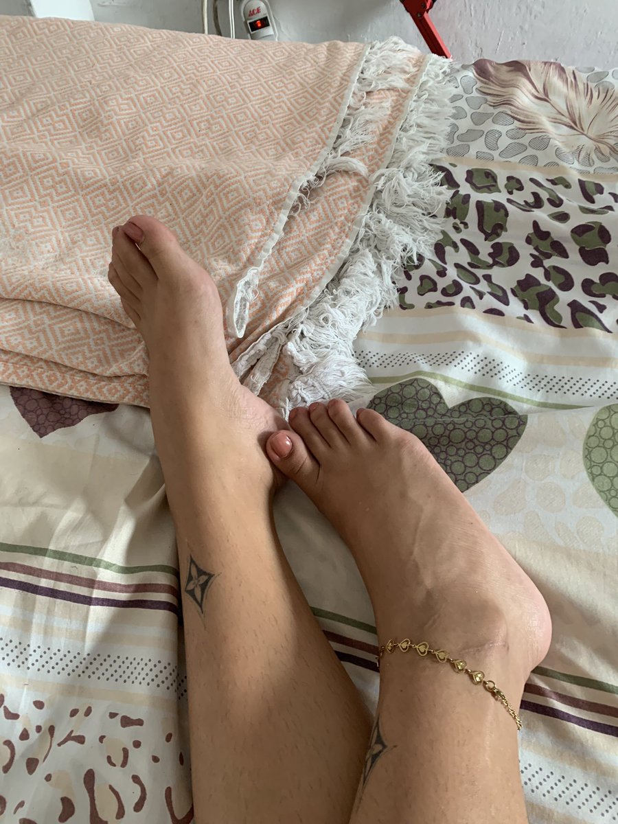 Renatasfeet tweet media