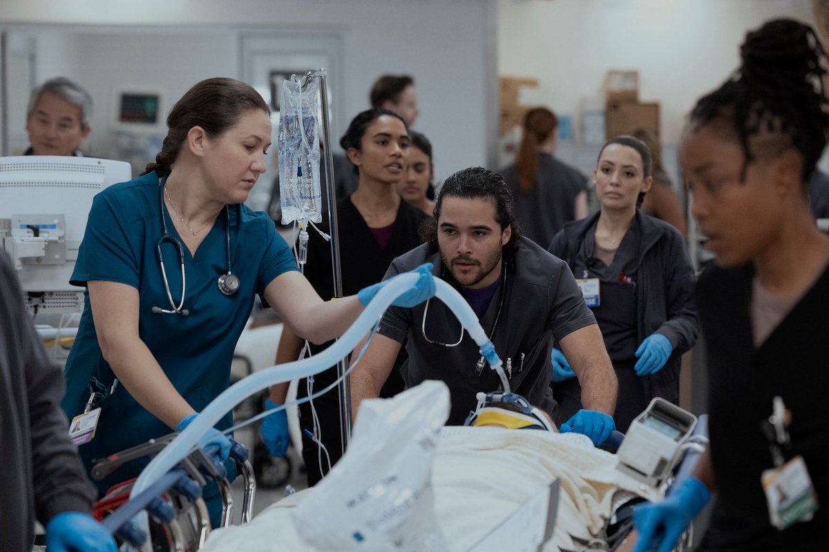 bestofsupriya's tweet image. Supriya Ganesh as Dr. Samira Mohan in #ThePitt S2E13 “7:00 P.M.” 

📸Warrick Page/HBO Max