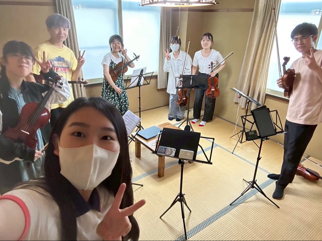 flow_orchestra's tweet photo. 【パート紹介 ヴァイオリンパート】

⭐️6年生1人、5年生1人、4年生3人、3年生2人、2年生6人
⭐️部楽器0台

こんにちは、ヴァイオリンパートです! 
ヴァイオリンはメロディーやソロ、ハモリなど幅広くオーケストラの中で活躍できる楽器です〜🎻
経験者、初心者歓迎です! 
お待ちしてます🎶 https://t.co/VU4OSyvQM2