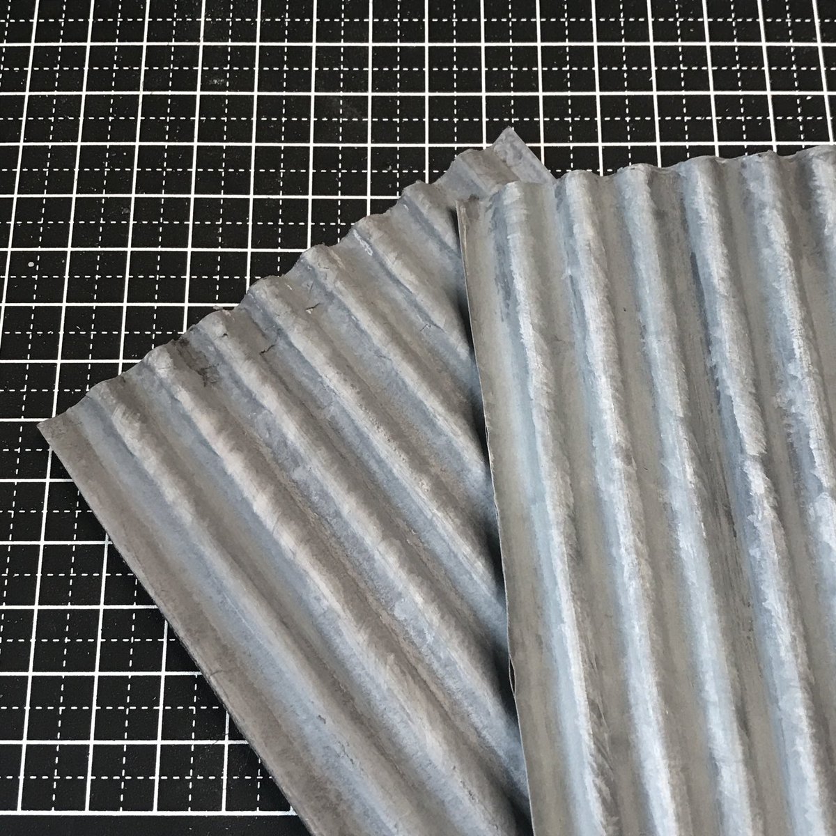 ダンボールを素材に大波スレート。