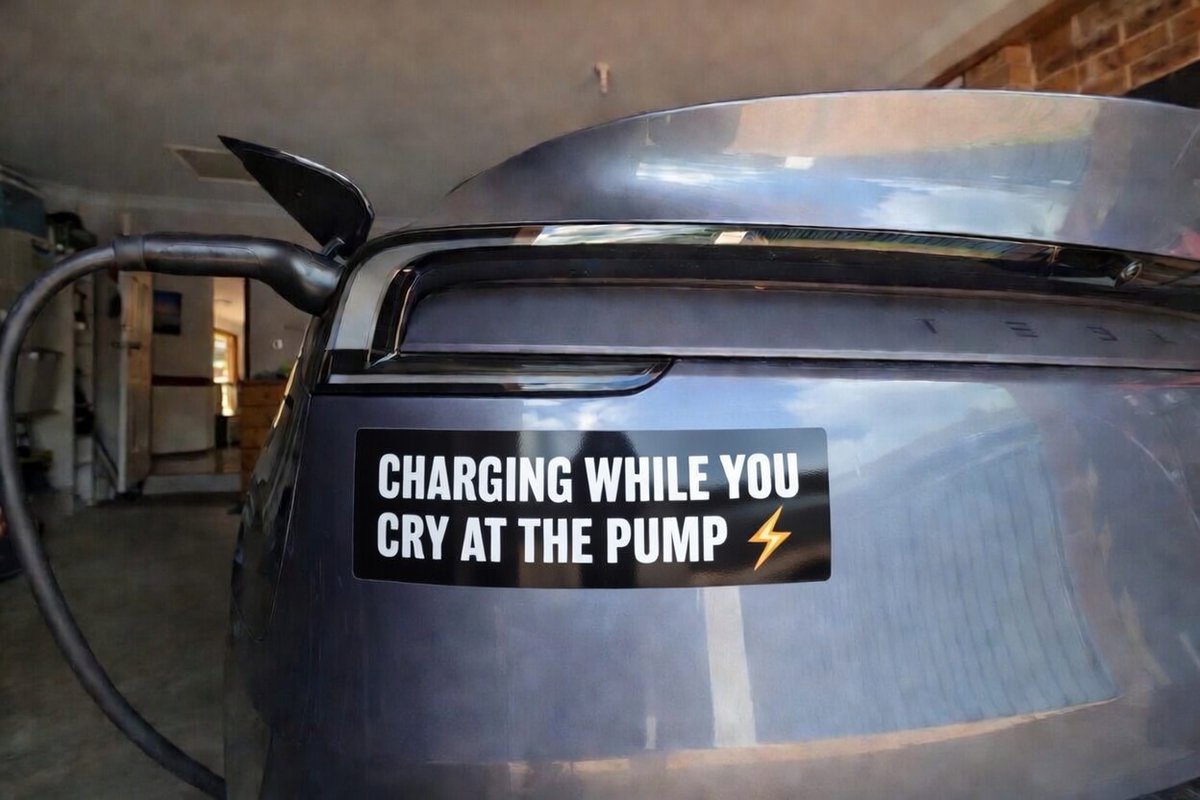 EVCurveFuturist's tweet image. New Easter sticker for the Tesla 😏

Wonder how it lands on the road this weekend…

Powered by solar while everyone else sweats at the bowser.

Oil crises hit different when your car runs on free Australian sunshine.

#Bettrification #EV #Solar #Renewables