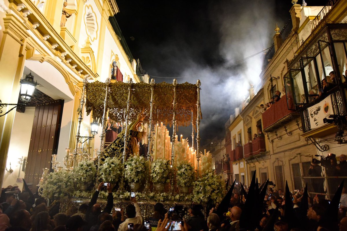 [03:08] A los sones del Himno Nacional, la Santísima Virgen cruza el dintel de la Capilla de los Marineros. Nuestra Señora de la #Esperanza ya pisa las calles de #Triana y #Sevilla para repartir su maternal amor en esta nueva madrugada del Viernes Santo.

#EsperanzaDeTriana26