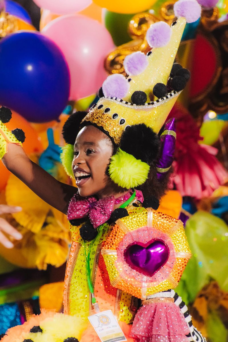 Sofia, minha filha, que ninguém possa retirar esse sorriso do seu rosto. Ninguém tem o direito de ofender ninguém. Muito menos cometer um crime de Racismo. Chega. Basta. Eu não aguento mais. Pais, mães, responsáveis, a educação vem desde cedo. Não tolerem qualquer crime cometido.