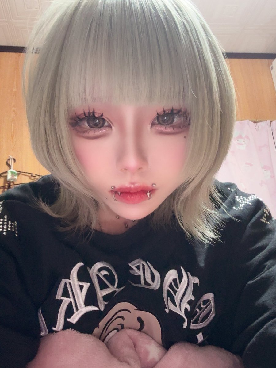 rvisk9's tweet photo. 昨日化粧したまま寝たけど割と寝起き可愛かったw https://t.co/XZXqrFX5dk