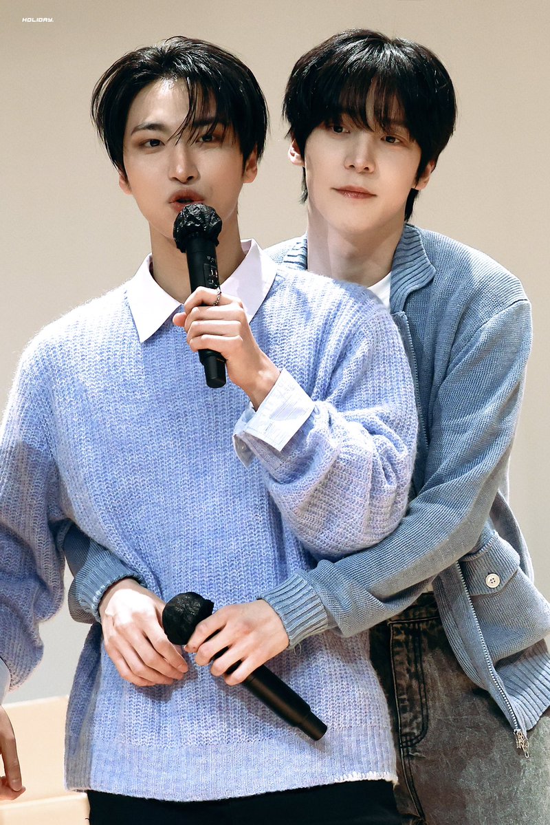 호liday. tweet media