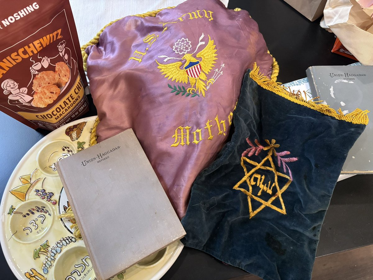 chitownsam723b's tweet image. Chag Pesach Sameach to all who observe

It’s just me, my mom, and Elijah this year. I hope I find the afikoman!